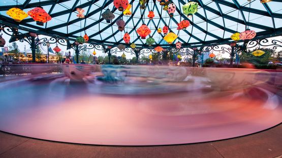 Rotating tea cups attraction